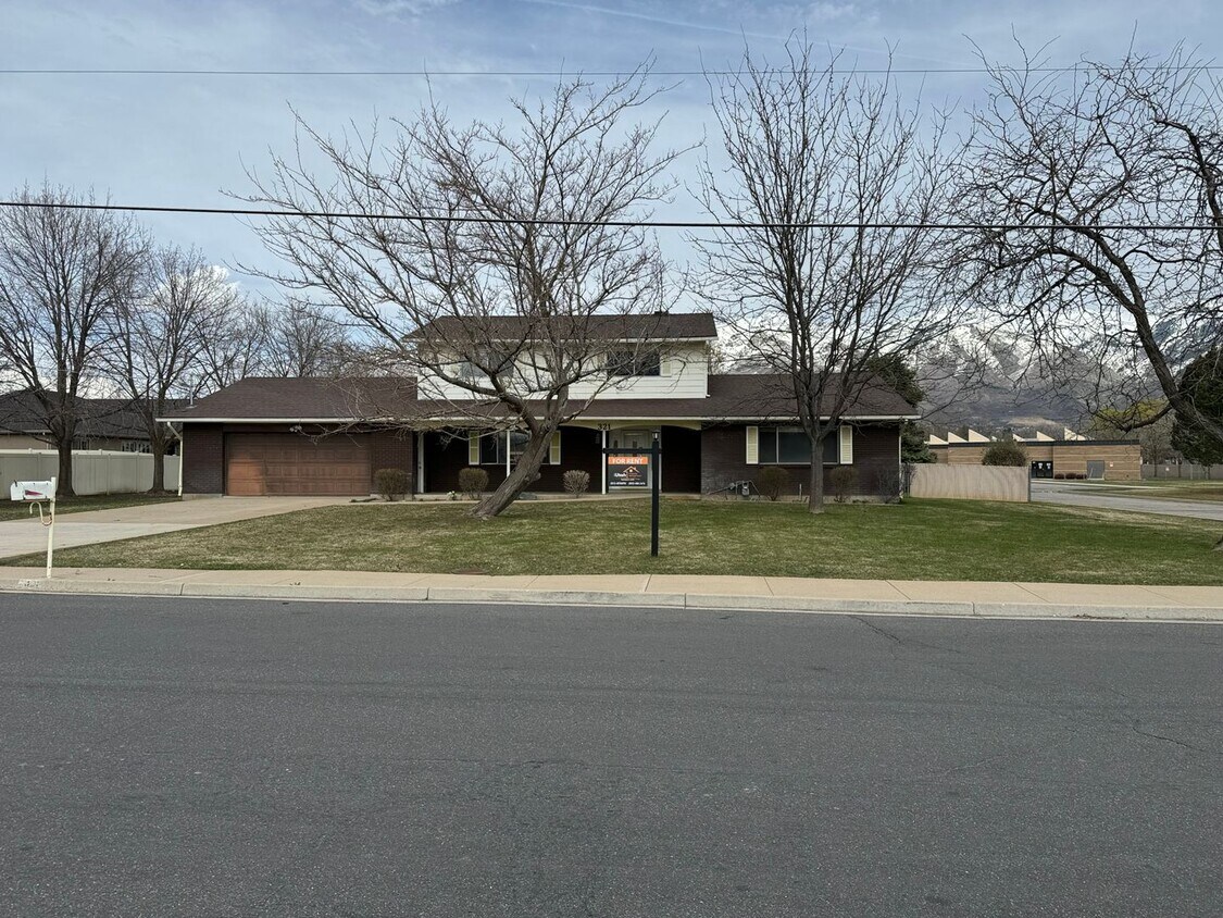 Foto principal - 3 Bedroom 3 1/2 bath-All Utilities & Lawnc...