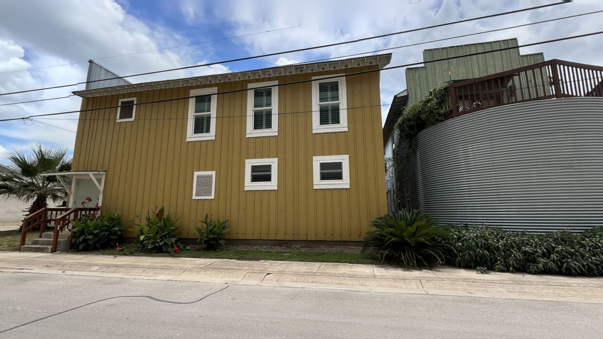 Primary Photo - 6 month lease available. 2 bedroom in Sout...