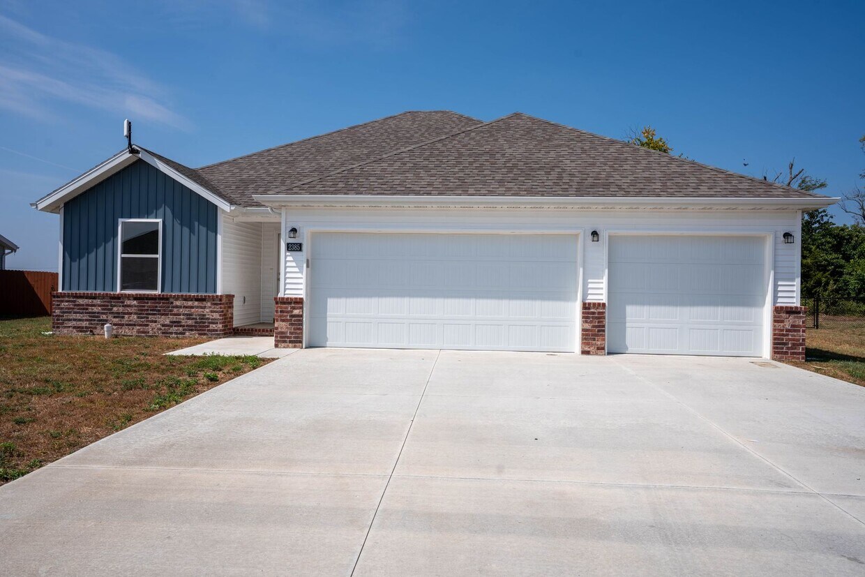 Foto principal - Beautiful newer 3 bed home with 3 car garage