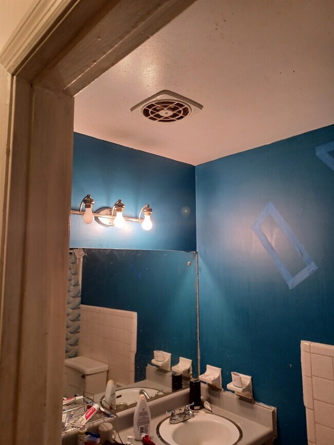 Building Photo - 2440 Mcalpin Ter