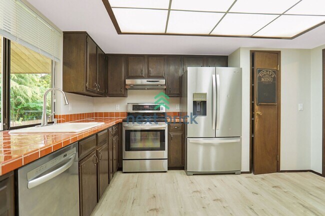 Foto del edificio - 5-bedroom, 3-bath Beautiful Single Family Home is Rent for Rent!