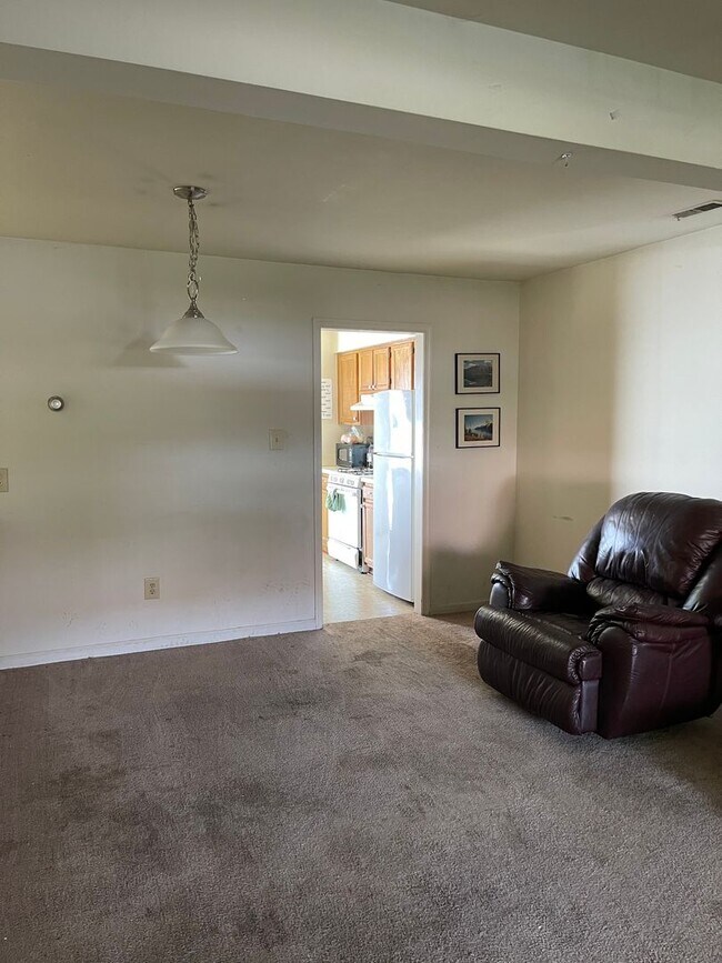 Building Photo - Adorable 3 bdrm/1.5 bath Home Located Clos...