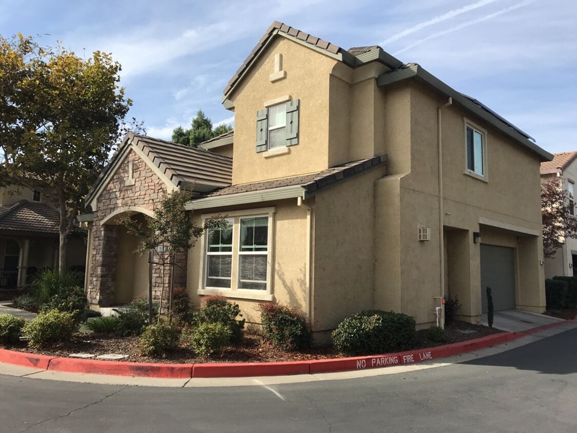 Foto principal - Beautiful Home in a gated community