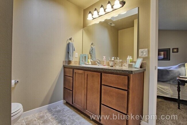 Foto del edificio - 3 Bed, 2.5 Bath Home Near Ellsworth Road /...