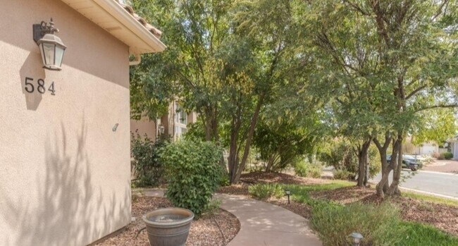 Building Photo - 584 W Mariposa Dr