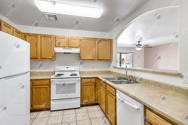 Building Photo - Quaint townhome in Tierra Palmas!