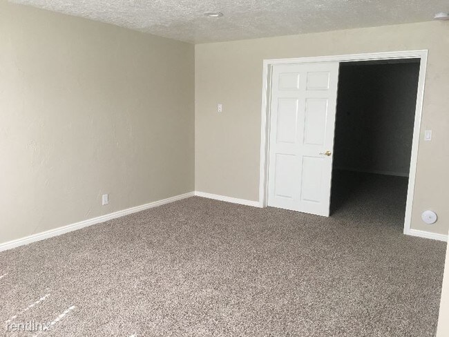 Building Photo - 8015 S Royal Ln