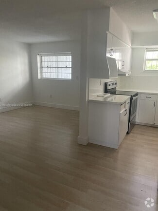 Building Photo - 2498 SW 17th Ave