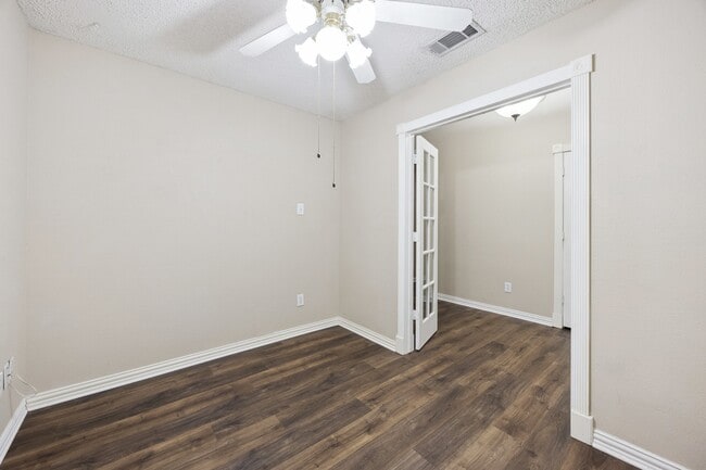 Building Photo - 2902 Hollis Dr