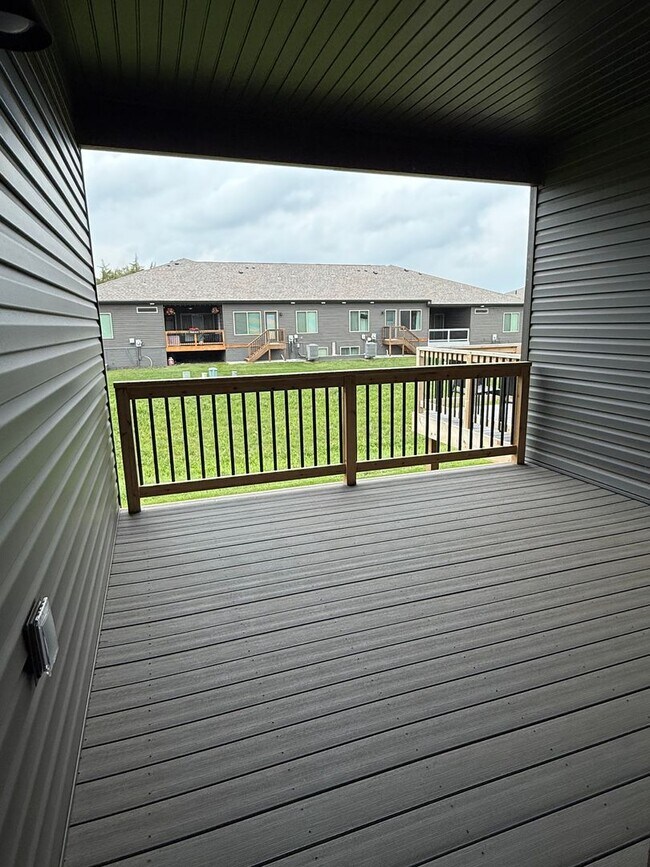 Foto del edificio - Beautiful 3 bedroom/3 bath daylight ranch townhome in SE Lincoln