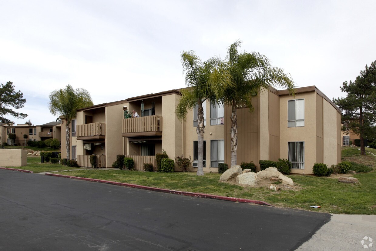 Foto principal - 1051 Rock Springs Rd