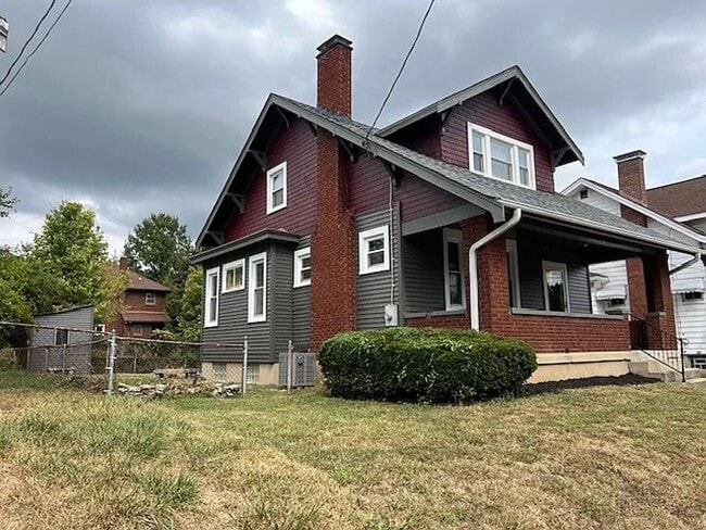 Building Photo - 2 Bedroom 1.5 Bath for rent in College Hill!