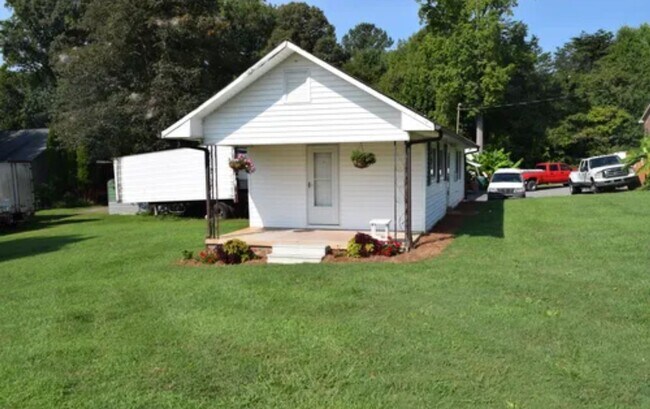 Foto del edificio - Charming, Partially Furnished Cottage-Style Home Near Catawba Hospital – Available Now!