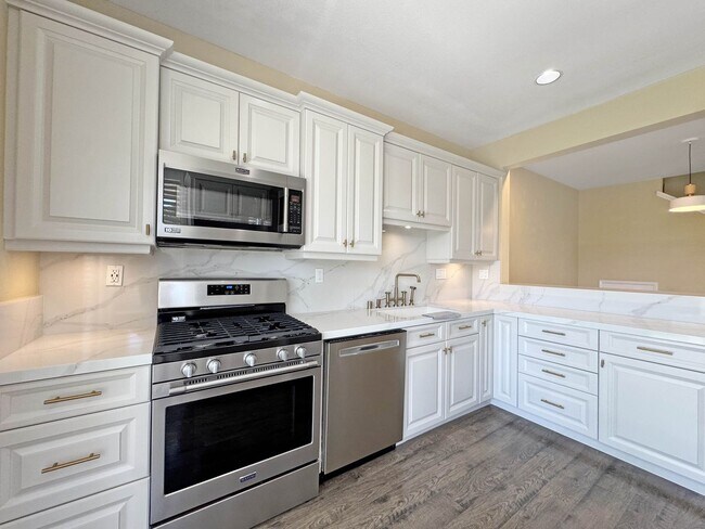 Foto del edificio - Your Next Home Awaits! Modern 4BR, 3BA Bea...