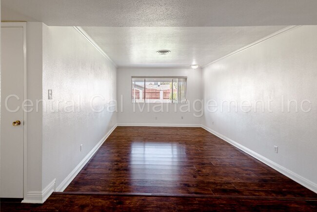 Building Photo - 3 Bedroom/2 Bath Home - $2250 per month!