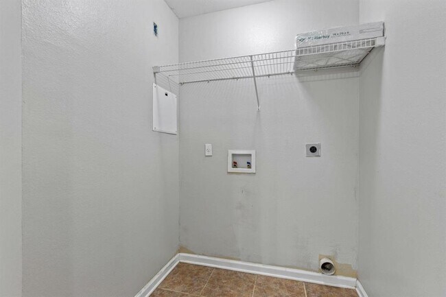 Building Photo - 2414 Quazar Cir