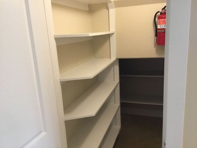 Foto del edificio - Gorgeous 4 Bedroom Home with Custom Built-...