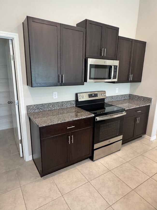 Building Photo - "Spacious 4-Bed Oasis with 2.5 Baths on Ra...