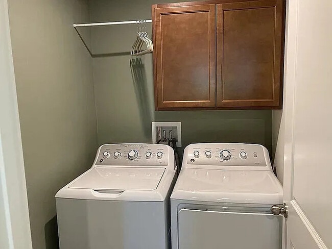 Building Photo - 4 Bedroom 2.5 Bathroom