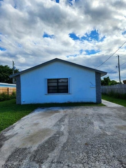 Foto del edificio - 1565 W 36th St