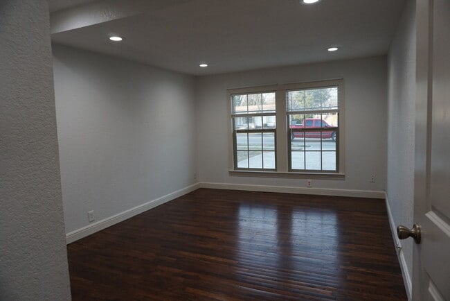 Building Photo - 1601 W Felix St