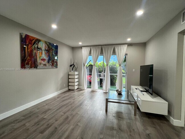 Foto del edificio - 1432 S Lakeside Dr