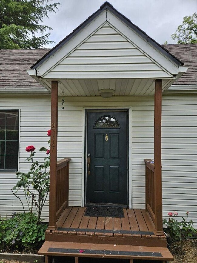 Building Photo - Quaint 4 bedroom/ 1 1/2 Bath
