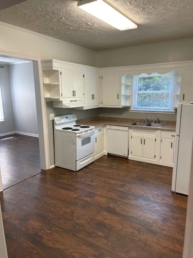 Building Photo - 2 BR, 1 Bath Bungalow located 1 mile from ...