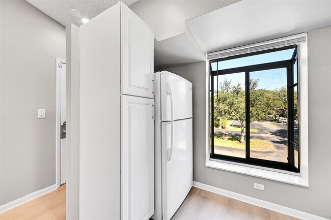 Foto del edificio - 719 Gardens Dr