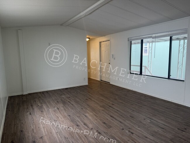 Building Photo - 2 Bedroom 2 Bathroom Single Family Home - Centrally Located