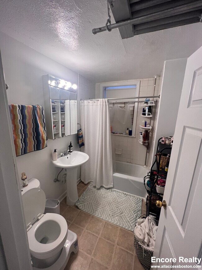 Building Photo - 14 Centre St