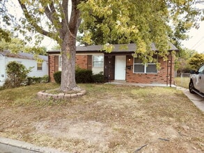 Building Photo - 2461 Duchess Dr