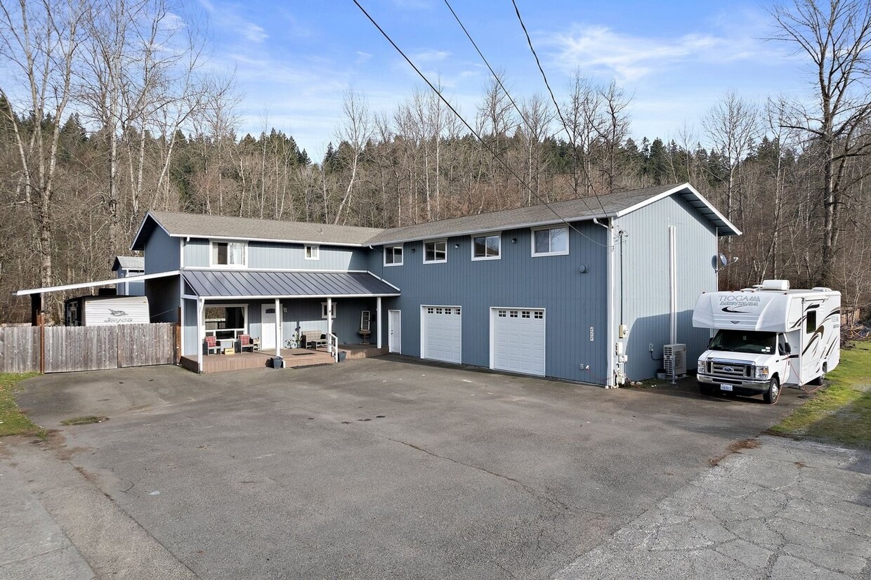 Primary Photo - Spacious 6BR House in Orting