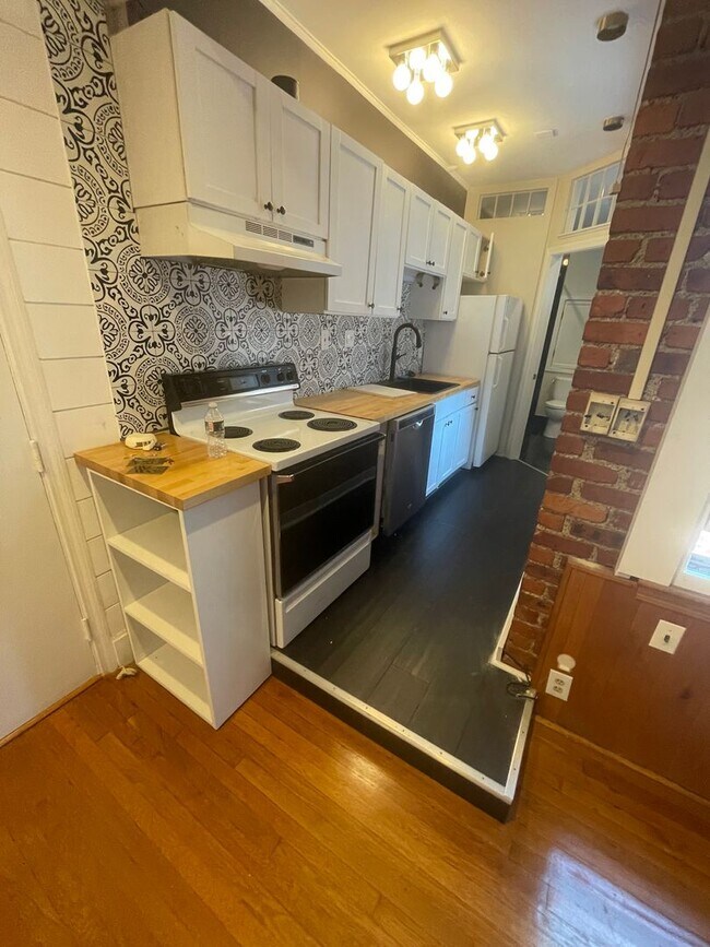 Building Photo - Nice, large studio in a prime location in ...