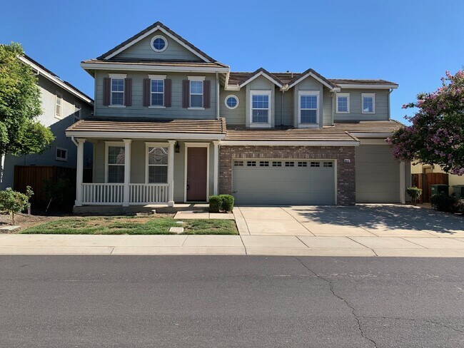 Building Photo - Luxurious 5 Bedroom Home with 3 Bathrooms ...