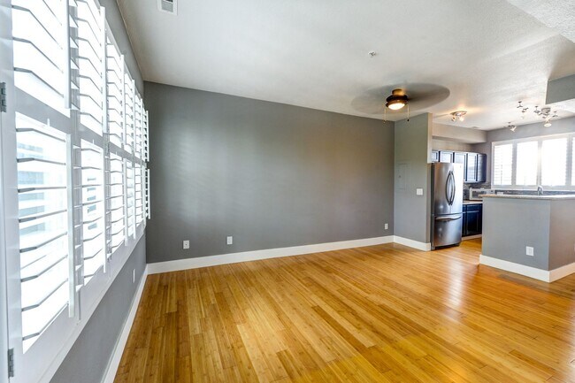 Foto del edificio - Modern 2-Bedroom Condo in LoHi