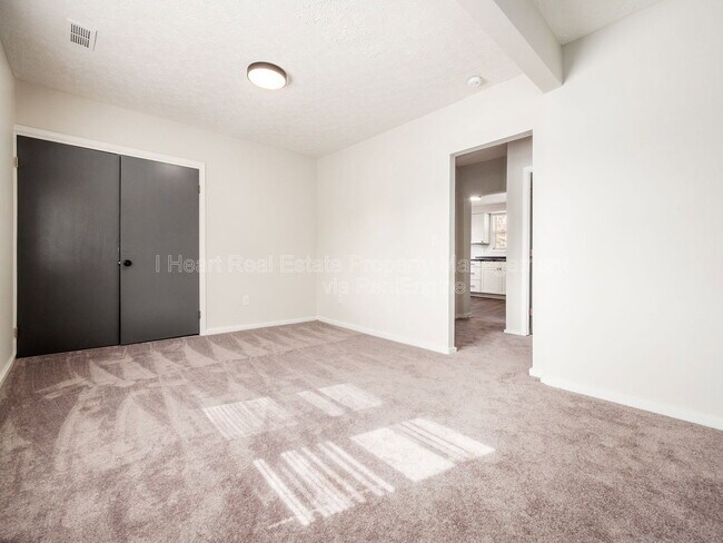 Building Photo - 878 1/2 Sullivant Avenue