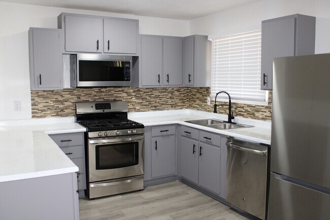 Foto del edificio - Spacious 4 bedrooms and 2 bathrooms in Kan...