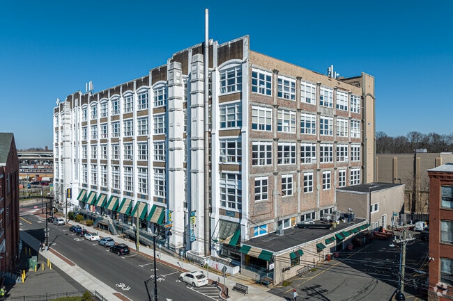 Building Photo - Parkville Management
