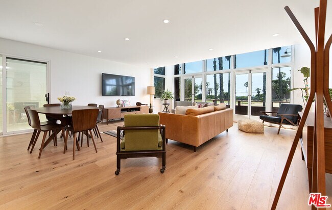 Foto del edificio - 6623 Esplanade