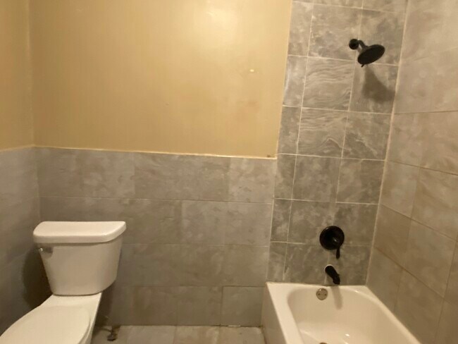 Baño - 313 S 3rd St