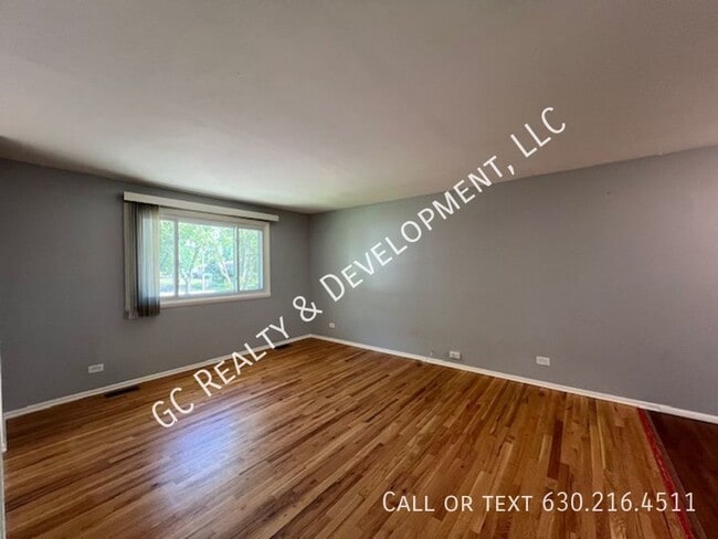 Building Photo - ***SCHAUMBURG LOCATION / RAISED RANCH 3 BD...