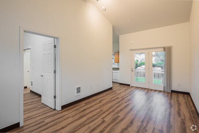 0 habitaciones, 1 baño - 610 pies cuadrados - Sala de estar - Plum Meadows