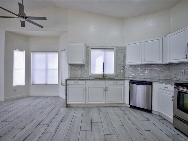Building Photo - $500 OFF FIRST FULL MONTHS RENT!