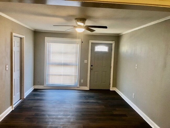 Building Photo - NEW PRICE & $300 OFF MOVE IN SPECIAL-CUTE SOUTH BOSSIER HOME-FRESH PAINT-NEW FLOORS-CLEAN