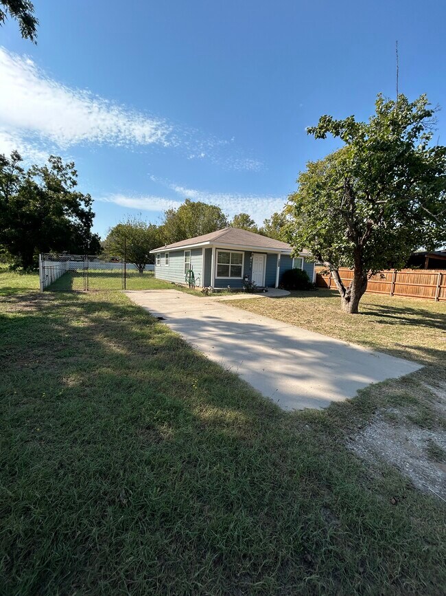 905 Crittendon St, Bridgeport, TX 76426 House Rental in Bridgeport