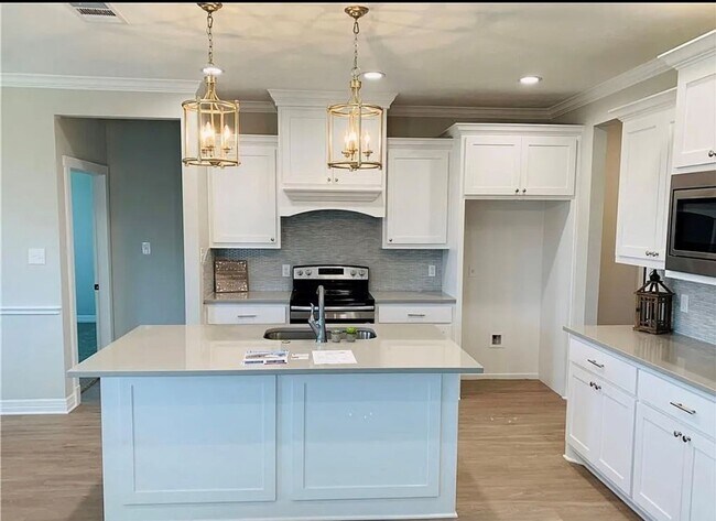 Foto del edificio - 2 story custom home  Available 9/24/25