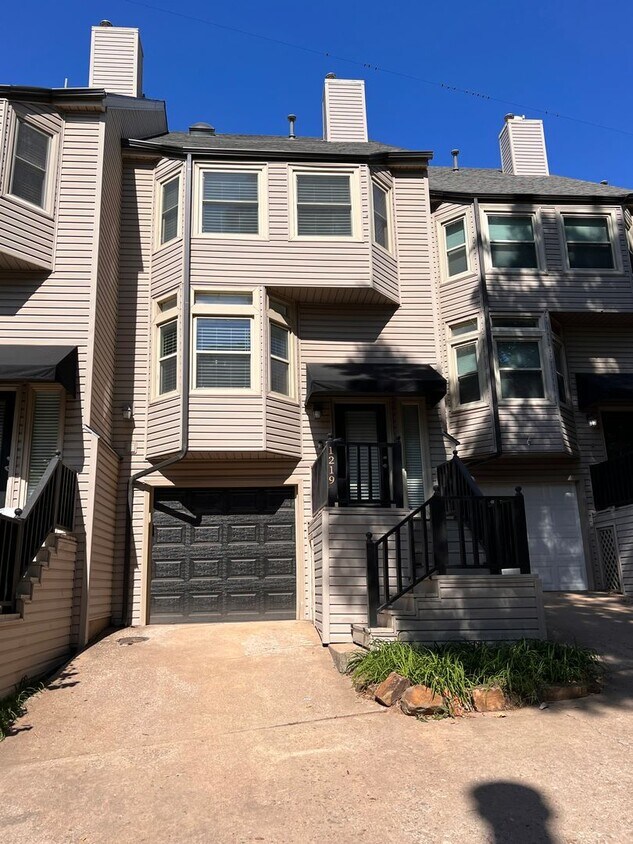 Foto principal - Beautiful 2+ Bedroom, 4 Level Townhome Wit...
