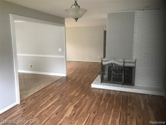 Building Photo - 4757 Hyde Park Dr