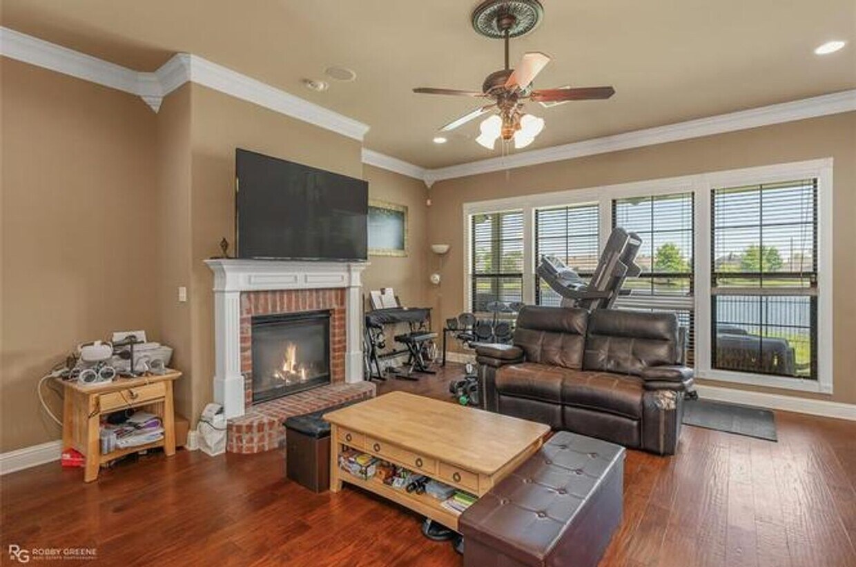 Primary Photo - Gorgeous 4 Bedroom Home with Bonus Room in...
